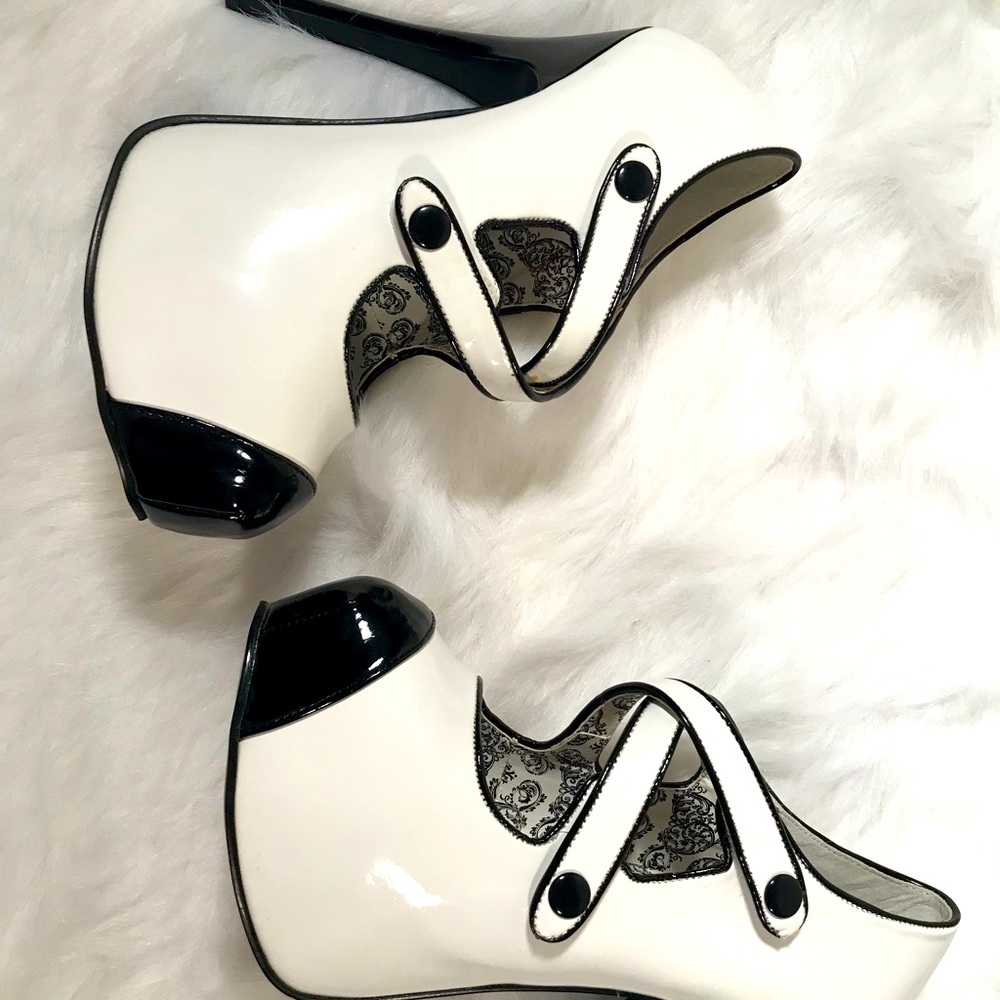 Size 7 bordello shoe